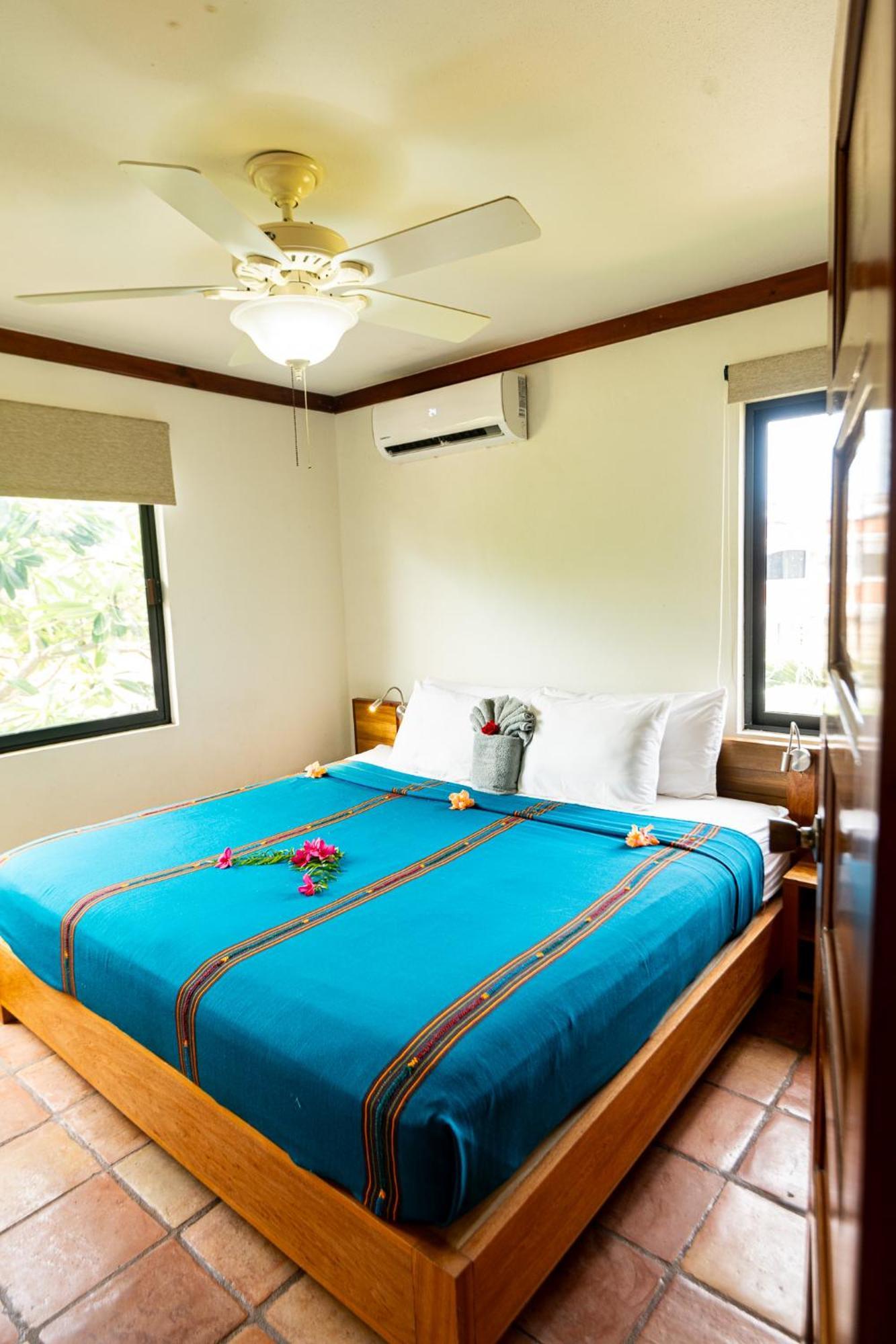 Isla Bonita Yacht Club Hotel San Pedro  Ngoại thất bức ảnh